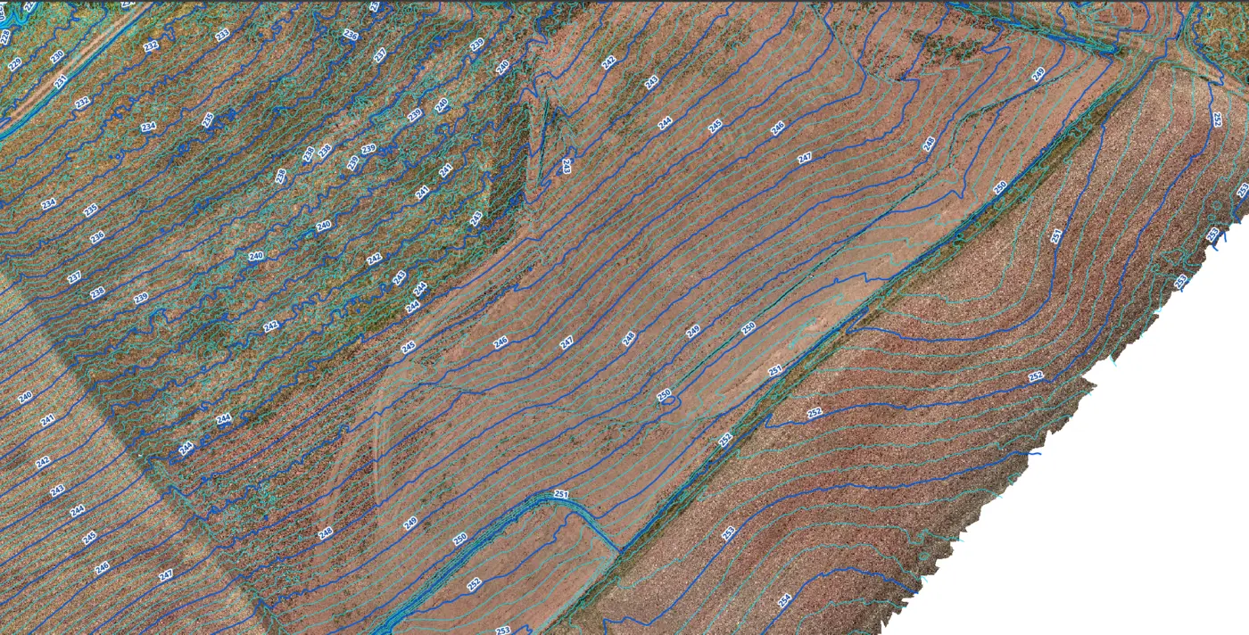 Georeferenziertes Orthophoto eines Windenergie-Baufelds mit abgeleiteten Höhenlinien aus RTK-Drohnenbefliegung, Geländemodell als Grundlage für Massenermittlung, Rheinland-Pfalz